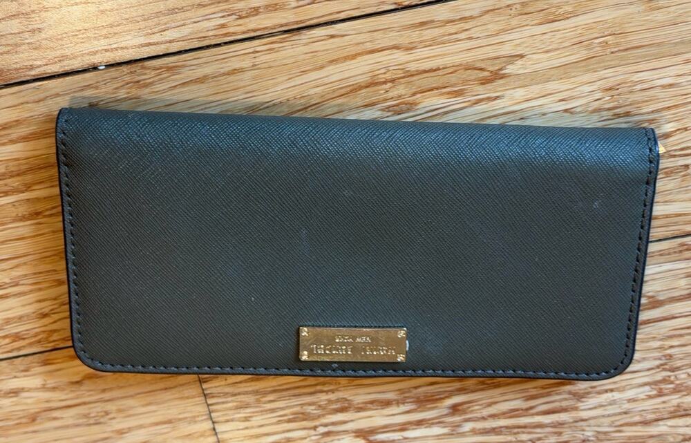 Henri Bendel West 57th Single Snap Wallet Gray Credit Card Slots Zippered Coin